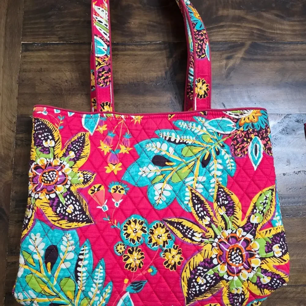 Vera Bradley pre pockets ​material